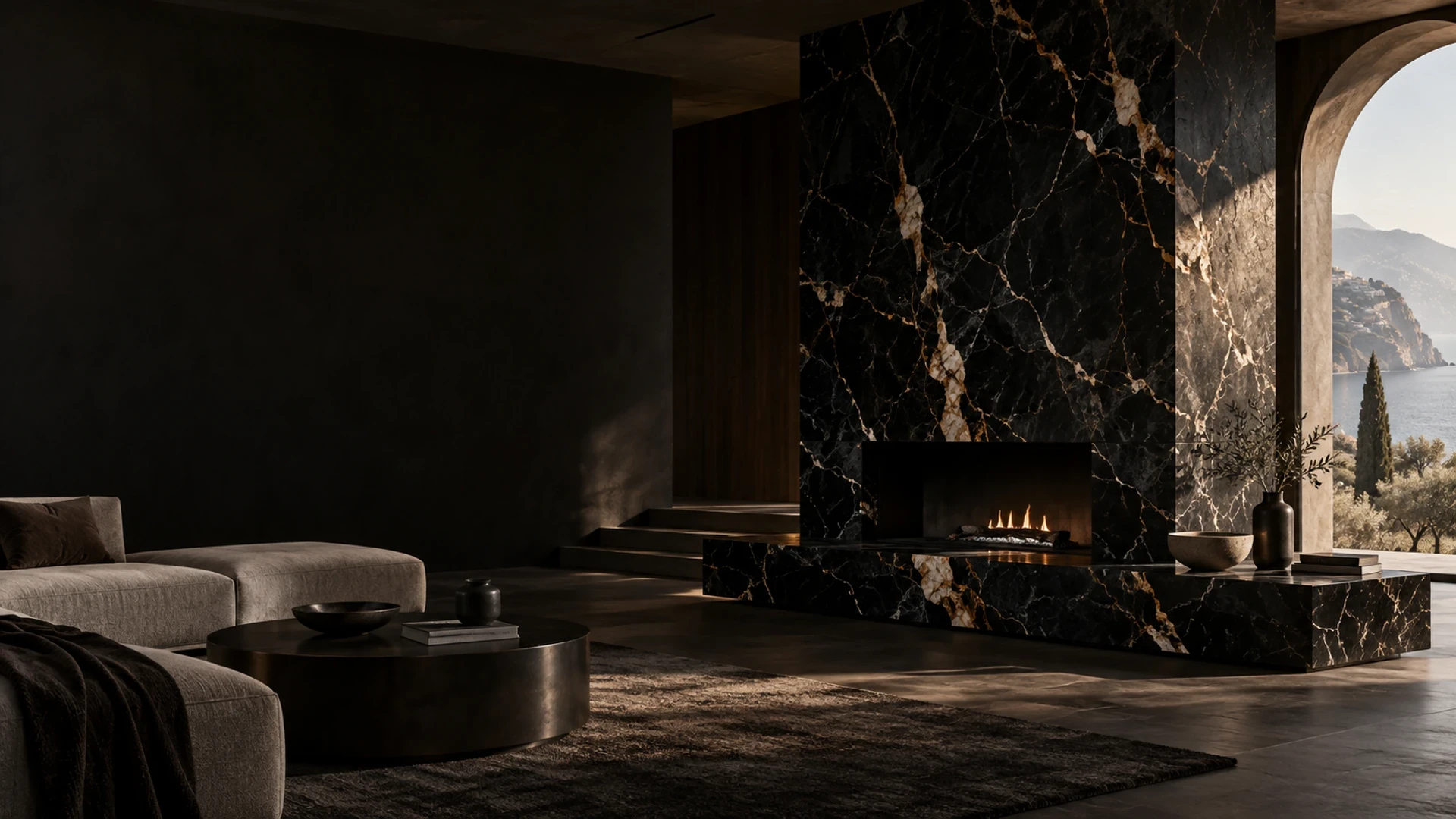 Cheminée sculpturale en marbre Nero Portoro noir aux veines dorées, révélée par une lumière naturelle dans un salon sombre.